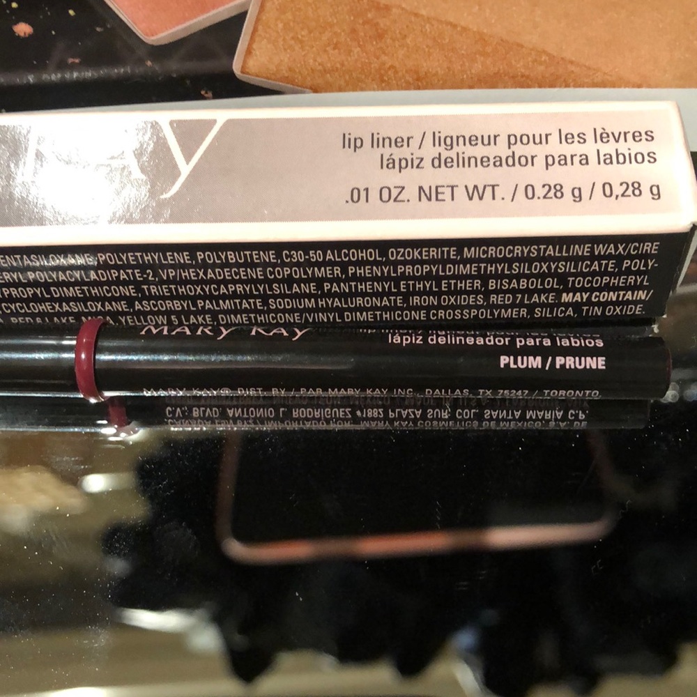 New Marykay lip liner, plum.